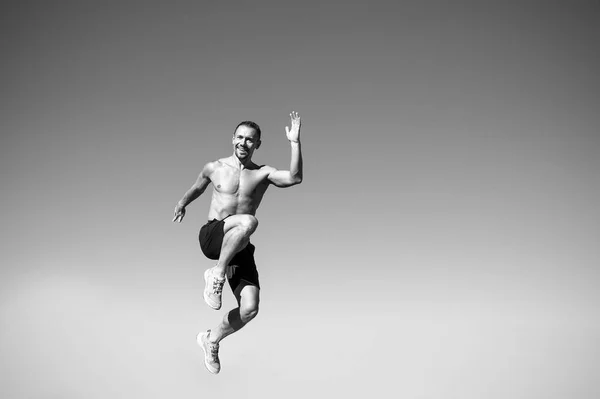 Jego działalność zdrowie moje ciało naprawdę reaguje. Człowiek skakać wysoko w powietrze. Muskularny mężczyzna świętować sukces w sporcie. Master sport. Energia mięśni. Opieki zdrowotnej. Zdaniem wielkie cele i wygrać wielki sukces — Zdjęcie stockowe