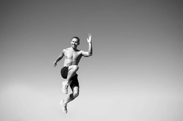 Son las actividades de salud a las que mi cuerpo realmente responde. Hombre salta alto en el aire. El hombre muscular celebra el éxito en el deporte. Maestro del deporte. Energía muscular. Salud. Piense en grandes objetivos y ganar gran éxito — Foto de Stock