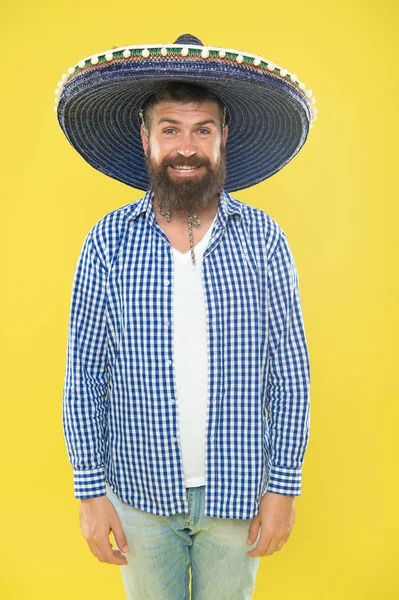 Um acessório de fantasia. Homem barbudo de chapéu mexicano. Homem mexicano a usar sombrero. Hipster em chapéu de aba larga. Acessório de moda tradicional para festa de fantasia mexicana. Ele está apaixonado pelo estilo mexicano. — Fotografia de Stock