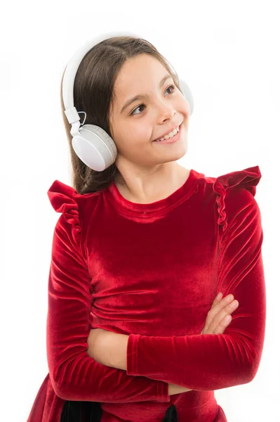 Стиль и музыка. детство и счастье. маленькая девочка в красном платье. Детская мода и красота. маленький ребенок в наушниках. Музыка. аудиокнига. аудио образование. Счастливый детский день — стоковое фото