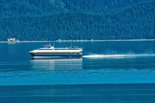 Navio em mar azul na paisagem montanhosa no Alasca — Fotografia de Stock