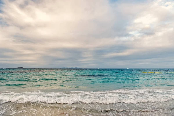 De golven van de zee op bewolkte hemel in philipsburg, sint maarten. Zee en hemel met wolken — Stockfoto