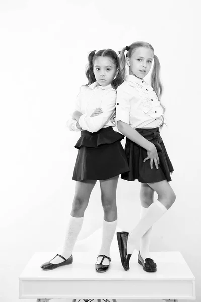 Moda escolar. moda infantil para niñas en uniforme escolar. niñas aisladas en blanco. — Foto de Stock