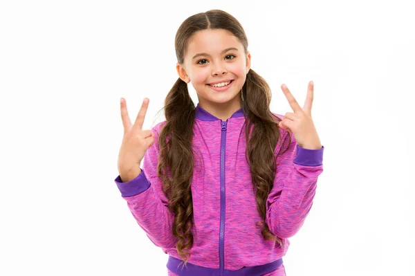 Niña alegre. Niña lindo niño largo pelo rizado feliz sonriendo. Psicología y desarrollo infantil. Feliz ganador. Un chico feliz y exitoso. Lograr el éxito. Celebra la victoria o el logro —  Fotos de Stock