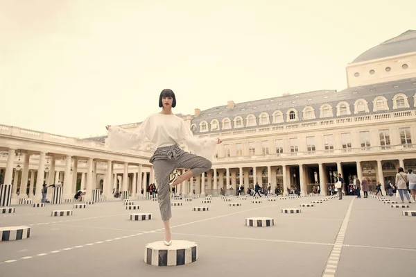 Η ομορφούλα στέκεται στη γιόγκα στο Παρίσι, Φρανς. Beauty model pose σε ψηλοτάκουνα παπούτσια στη στήλη — Φωτογραφία Αρχείου