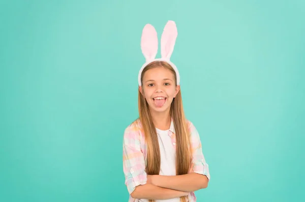 Modeaccessoar för påsk maskerad. Ser ganska i easter bunny klädsel. Söt liten flicka bär bunny öron pannband. Liten flicka barn visar tungan i easter bunny stil. Rolig cutie — Stockfoto