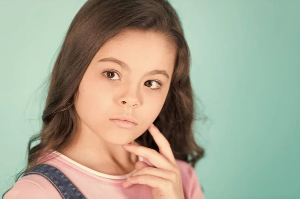 Menina bonita olhando para cima — Fotografia de Stock