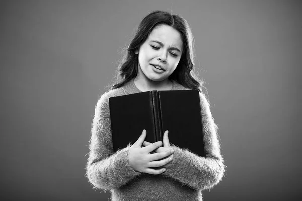 Triste história final. Girl hold book ler história sobre fundo laranja. Criança gosta de ler livro. Conceito de livraria. Maravilhosos livros infantis gratuitos disponíveis para ler. Literatura infantil — Fotografia de Stock