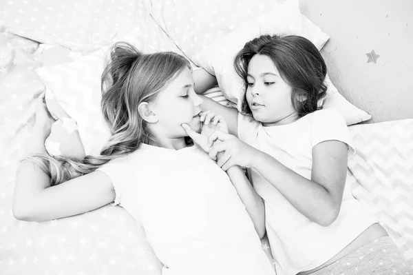 Κορίτσια ξεκούραστη στο κρεβάτι. Κόμμα ύπνο έννοια. Κορίτσια θέλουν ακριβώς να έχουν τη διασκέδαση. Καλέσει φίλο για sleepover. Οι καλύτεροι φίλοι για πάντα. Εξετάστε το θέμα κόμμα ύπνο. Παράδοση διαχρονική παιδική ηλικία κόμμα ύπνο — Φωτογραφία Αρχείου
