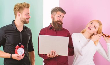 Kız erkek laptop ile çalışırken saç fırçalama. Disiplin ve zamanlama. Bazı insanlar her zaman geç mi kalacaksın. Neden kadınlar her zaman geç kalıyorsun. Kadın erkek çalışmaya hazır iken saç modeli yapmak için daha fazla zaman lazım