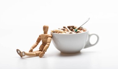 Vitamini kokteyl. Sağlık sorunu. Dokunulmazlık bakım ve tıp vitaminler. Hızlı tedavi. İlaçlar karıştırma. Tıp kavramı al. İlaç dozu. Ahşap insan kukla Kupası tam hapları ve tabletler