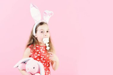 Paskalya ve bahar kavramı. Çocuk tavşan tavşan kulaklar kafa bandı. Tatil hediyeler ve presents. Çocukluk, gençlik ve büyüme. Lolipop şeker pembe, kopya spac yiyen kız