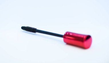Kirpik üzerinde rimel uygulamak için fırça. Makyaj güzellik ürünü. Maskara hacmi ve uzunluğu için doğal kirpik ekleme. Maskara plastik fırça. Siyah rimel fırçası beyaz arka plan. Güzellik kavramı