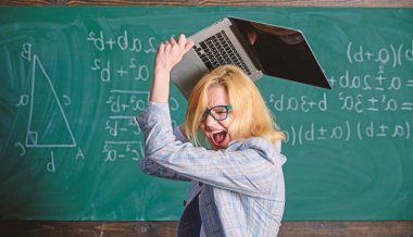 Sinir sistemi overstrain. Öğretmen kadın laptop kendini yukarıda yok etmek için hazır yükselterek. Sakin ve ruhsal sağlık tutmak için sürekli ilaç ihtiyacı var. Çalışma koşulları öğretmenlerin sinir hastalığı neden olur