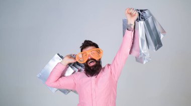 Nasıl ihtiyacın yok şeyler almayı durdurmak için. Alışveriş ile takıntılı. Bağımlısı tüketici kavramı. Adam tutun alışveriş torbaları sakallı. Alışveriş aptal para harcıyorsun. Aptalca şeyler para ile yapmak