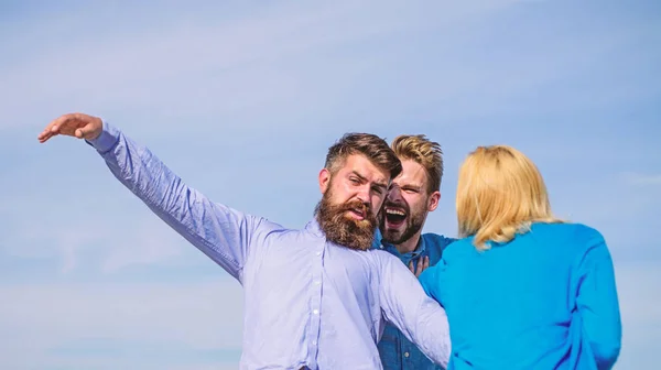 La mujer intenta detener la violencia, los hombres pelean por su culpa. El amor como lucha y competencia. Hombre agresivo ataca amante de su novia. Hombres luchando por el corazón de la dama. Concepto de liderazgo y competencia — Foto de Stock