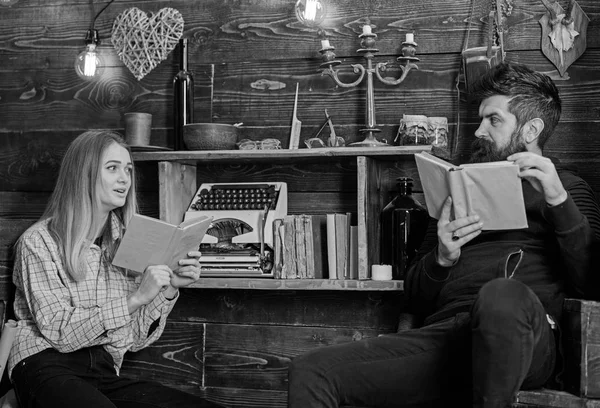 Concepto de noche conmovedor. Familia pasar la noche agradable con libros, fondo interior. Padre inculca amor a los libros para su hija. Chica y el hombre en caras tranquilas libro de lectura en un ambiente cálido — Foto de Stock