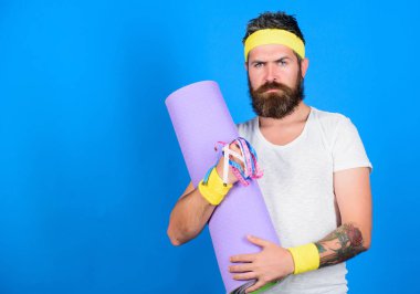 Atlet Kılavuzu formda kal. Adam atlet tutun fitness mat ve şerit metre sakallı. Atlet profesyonel antrenör eğitim için motive. Eski okul aerobik kavramı. Atlet giyim bandaj için ter