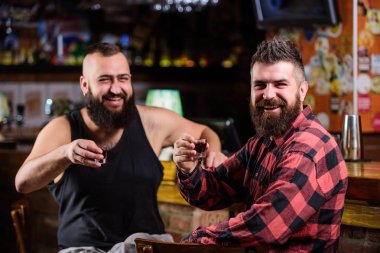 Hipster acımasız sayacı bar arkadaşıyla alkol adam sakallı. Erkekler sarhoş eğleniyor barda rahatlatıcı. Güçlü alkollü içecekler. Cuma barda rahatlayın. Arkadaş barda rahatlatıcı. Şerefe kavramı