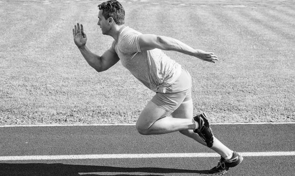 Loper gevangen in de bewegings net na de start van de race. Loper sprintrace stadium. Boost snelheid concept. Man atleet runner duwen beginnen positie stadion pad zonnige dag. Hoe te beginnen met — Stockfoto