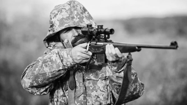 Cómo convertir la caza en hobby. Actividad pasatiempo masculino. Temporada de caza. Un tipo cazando ambiente natural. Hombre cazador barbudo con fondo de naturaleza rifle. La experiencia y la práctica dan éxito a la caza — Foto de Stock