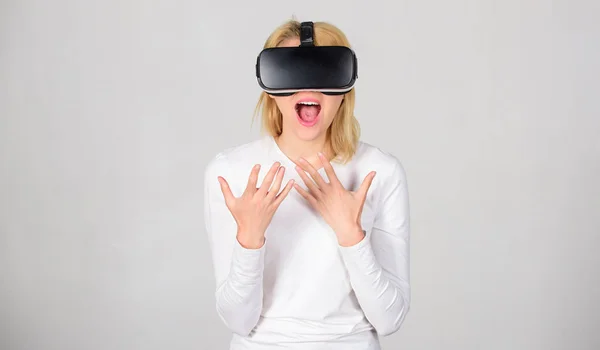 Spændt smilende forretningskvinde iført virtual reality briller. Kvinde iført virtual reality briller i grå baggrund. Sjov ung kvinde med VR. Virtuel virkelighed . - Stock-foto