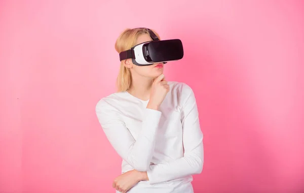 Junge Frau mit einem Virtual-Reality-Headset. glückliche Frau, die die erweiterte Welt erforscht und mit digitaler Schnittstelle interagiert. Aufgeregt lächelnde Geschäftsfrau mit Virtual-Reality-Brille. — Stockfoto