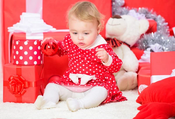 Новорічні подарунки для малюка. Що стосується малюків на Різдво. Маленька дівчинка грає біля купи подарункових коробок. Сімейне свято. Подарунки для дитини перше Різдво. Різдвяні заходи для малюків — стокове фото