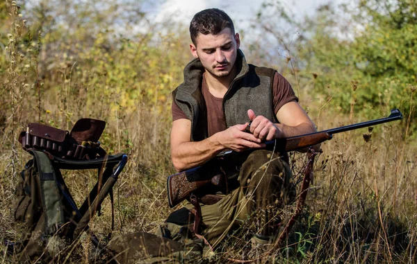 Lo que debe tener mientras caza entorno natural. Recarga el concepto de rifle. Hombre con equipo de caza de rifles fondo de la naturaleza. Equipo de caza y medidas de seguridad. Prepárate para la caza —  Fotos de Stock