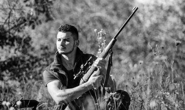 Man jacht wacht voor dier. Hunter met geweer klaar om het jacht van de achtergrond van de natuur. Jacht strategie of methode voor het zoeken van targeting en gerichte dier doden. Jachtvaardigheden en strategie — Stockfoto