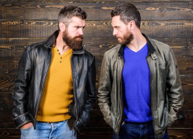 Acımasızlık güveni ve erkeklik bağı. Gerçek bir erkek öfkesi. Vahşi sakallı hippi erkekler. Erkeklik fışkırıyor. Kendine güvenen rakipler sert bakışlar atar. Erkeklik kavramı. Erkeklik özellikleri