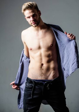 Saf mükemmellik. Erkek moda ve güzellik. Seksi çıplak gövde adamla altı paketi. Sporcu adam, saç bakımı. Kas eğitmen sonra spor. Fitness diyet. Arzu ve günaha. Seksi kas maço