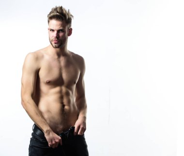Hipster seksi kas gövde elbiselerini al. Cinsel performans. Çok sıcak duygu. Baştan çıkarıcı maço seksi hissediyor. Çekici seksi vücut. Onun çekiciliğini kendinden emin. Adam yakışıklı seksi soyunma
