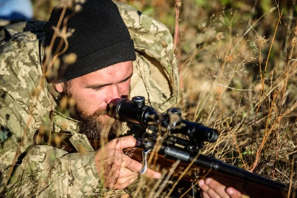 Leger. Camouflage. Militaire uniform mode. Bebaarde man hunter. Jachtvaardigheden en wapen apparatuur. Hoe Draai jacht in hobby. Man hunter met geweer pistool. Het kamp van de laars. Ik heb mijn oog op u — Stockfoto