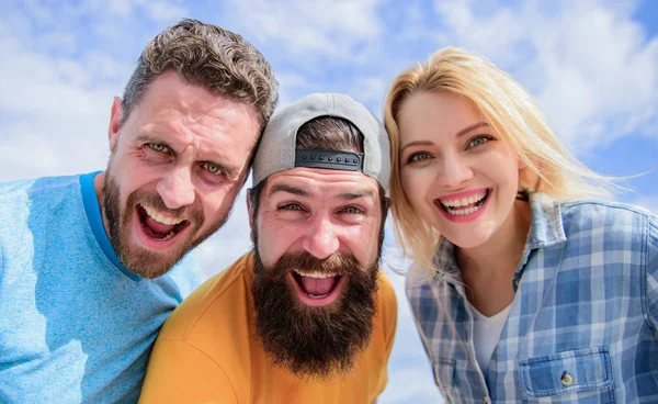 Gostamos de passar tempo juntos. Círculo de amigos. Os amigos felizes sorriem no céu nublado. Menina sensual e homens felizes sorrindo. Desfrutando de relações de amizade. Eles têm amizade. Grupo de pessoas alegres — Fotografia de Stock