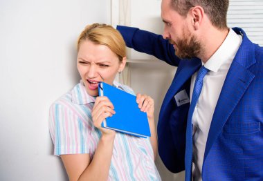 Meslektaşım için kızgın. Beni de toplumsal hareket. Cinsel taciz iş ofis.