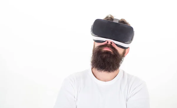 Vousatý muž v virtuální realita brýle ve studiu. Muž s soupravu pro virtuální realitu. Počítačové hry. — Stock fotografie