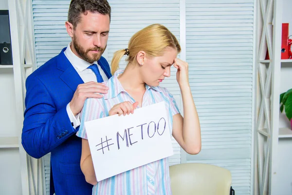 Queixa de agressão por discriminação. Estatística de agressão feminina. Garota segurar cartaz hashtag me também, enquanto colega acalmá-la. Agressão à vítima no local de trabalho. O trabalhador partilha a história do assalto. Procurando apoio — Fotografia de Stock