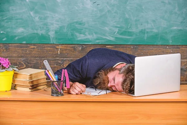 老师的生活筋疲力尽。在工作中睡着了。教育者比普通人更注重工作。教育家胡子人睡觉桌教室。高水平的疲劳。疲惫的工作学校导致疲劳 — 图库照片