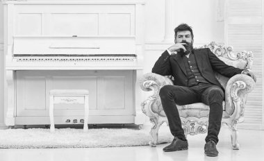 Maço çekici ve zarif ciddi bir yüz ve düşünceli ifade. Sakal ve bıyık Klasik takım elbise eski moda koltuk lüks iç oturur adam. Elit yaşam tarzı kavramı