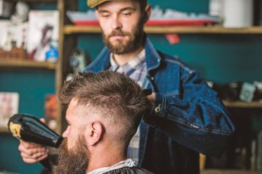 Hippi saç modeli almak istemci sakallı. Tasarım konsepti. Kurutma ve saç istemcisinin styling saç kurutma makinesi ile berber. Kuaför saç kurutma makinesi ile saç modeli sakallı adam, berber arka plan için çalışır