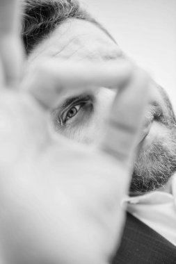 Adam şüpheli yakın ok jest kadar benziyor. Mükemmel bir kavram. İzlerken ve gözlemleyerek casusluk. Adam parmaklarının arasından izlerken işadamı resmi takım elbise sakallı. Gözüm üzerinde. Mükemmel hareket
