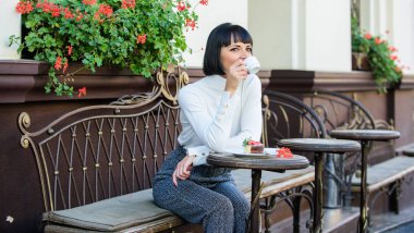 Kadın makyaj yüz rüya gibi esmer yemek Pasta Cafe Teras arka plan. Lezzetin keyfi. Gurme kavramı. Kız Cafe pasta tatlı sakin ol. Lezzetli gurme kek. Keyifli zaman ve gevşeme