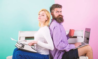 Özgün otantik öznitelik yazar. Gerçek autor otantik ekipman. Çalışma arkadaşları farklı yaklaşım. Çift yazarlar farklı araçlar yazma kitap kullanın. Adam kullanmak laptop kız retro daktilo gibi