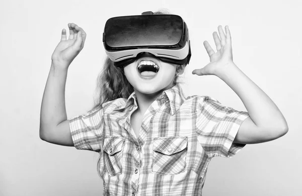 Menina bonito criança com cabeça montada exposição no fundo branco. Conceito de realidade virtual. A criança pequena usa a tecnologia moderna realidade virtual. Educação virtual para alunos da escola. Obtenha experiência virtual — Fotografia de Stock