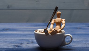 Vitamini kokteyl. Sağlık sorunu. Dokunulmazlık bakım ve tıp vitaminler. İlaçlar karıştırma. Hızlı tedavi. Tıp kavramı al. İlaç dozu. Ahşap insan kukla Kupası tam hapları ve tabletler