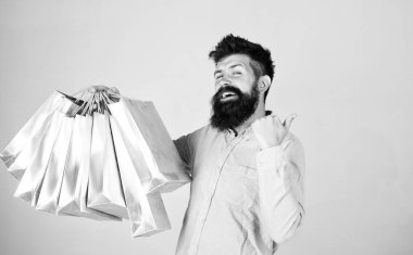 Mutlu grup kağıt torbalar ile alışveriş. Karlı bir anlaşma. Alışveriş bağımlısı tüketici. Toplam satış konsepti. Adam çok alışveriş torbaları ile sakallı hippi. İndirim karşı koyamadım. Üstünde siyah Cuma alışveriş