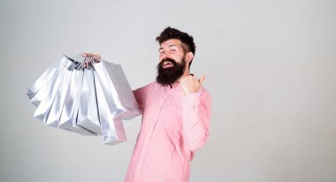 Üstünde siyah Cuma alışveriş. Mutlu grup kağıt torbalar ile alışveriş. Karlı bir anlaşma. Alışveriş bağımlısı tüketici. Toplam satış konsepti. Adam çok alışveriş torbaları ile sakallı hippi. İndirim couldn't resist