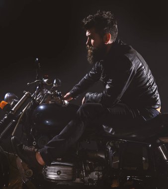 Maço, vahşi Motorcu deri ceket sürme motosiklet gece zaman, kopya alanı. Bisikletçileri eğlence kavramı. Sakallı, motorcu karanlık, siyah arka planda motorlu bisiklet üzerinde oturan deri ceketli adam