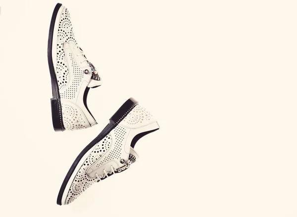 Scarpe realizzate in pelle su fondo bianco, isolate.Calzature su suola piatta con traforatura e strass, vista dall'alto. Concetto moda. Coppia di scarpe oxford confortevoli alla moda, spazio copia — Foto Stock